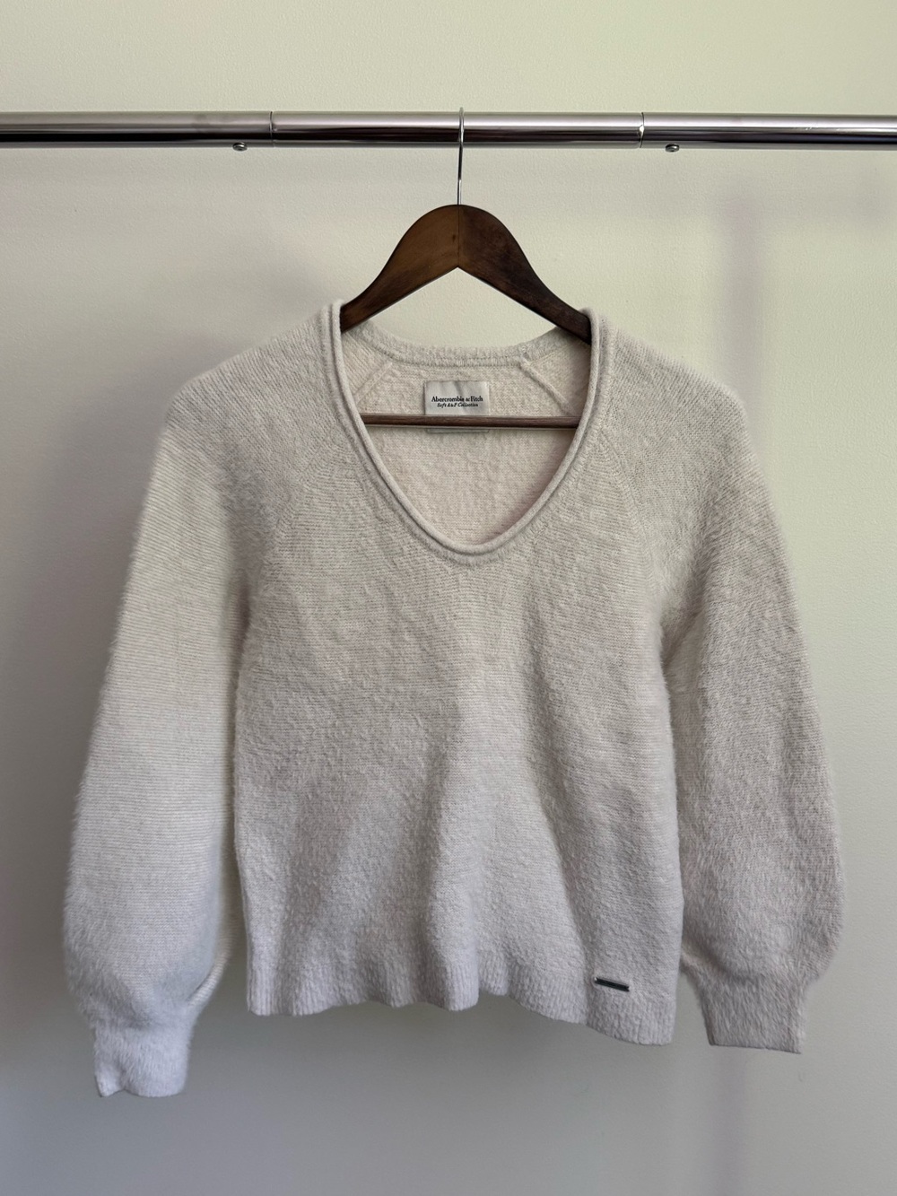Abercrombie & Fitch Off-White V-Neck Women's Sweater